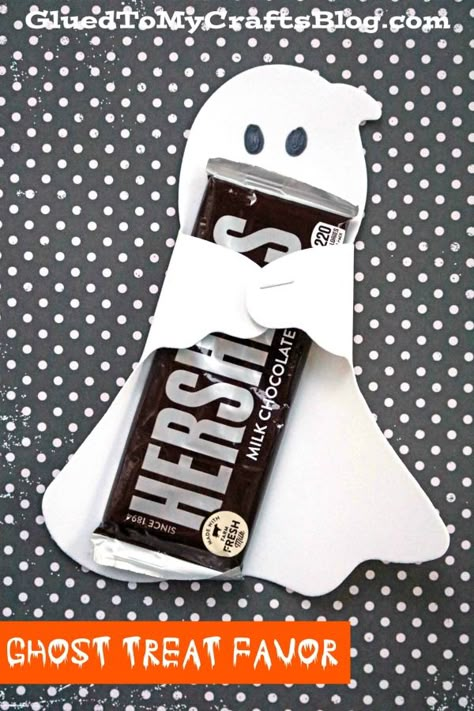 Turn inexpensive ghost shapes from Dollar Tree into Halloween party favors! Just staple at the hands and secure a candy bar in the center with a glue dot. Find more ideas in our ghost themed roundup! Handmade Halloween Treat Bags, Easy Halloween Party Favors, Halloween Treat Bag Ideas For Adults, Halloween Candy Craft Ideas, Halloween Candy Ideas For School, Boo Treats Ideas, Ghost Treats Halloween, Ghost Candy Holder, Halloween Candy Bag Ideas Diy