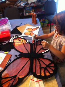 Giant Butterfly Diy, Giant Butterfly Decorations, Diy Butterfly Wings, Cardboard Butterfly, Monarch Butterfly Costume, Preschool Creative Art, Giant Butterfly, Butterfly Costume, Diy Butterfly