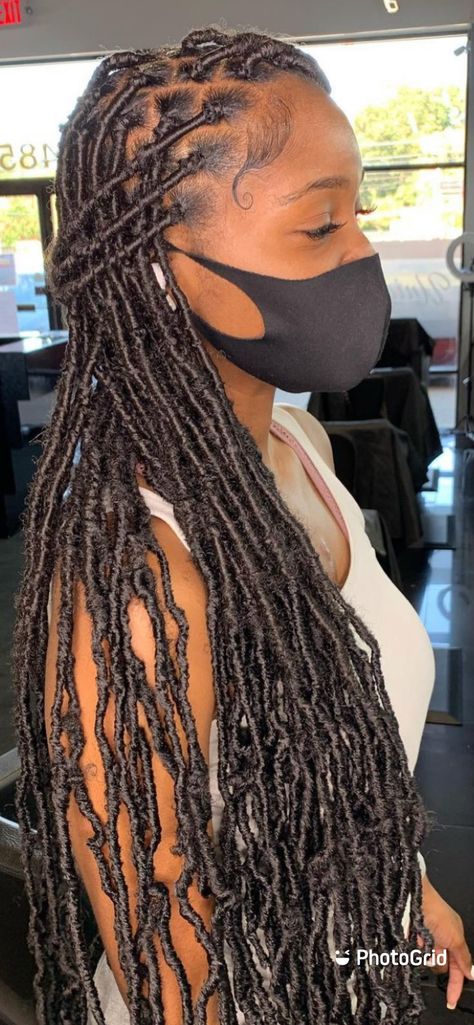 Hairstyles For Fox Locs, Goddess Braids Faux Locs, Baddie Faux Locs, Faux Locs Knotless, Focs Locs Hairstyles Long, Soft Locs With Color Brown, Hair Styles Locs Long, Butterfly Soft Locs Long, Soft Locs Highlights