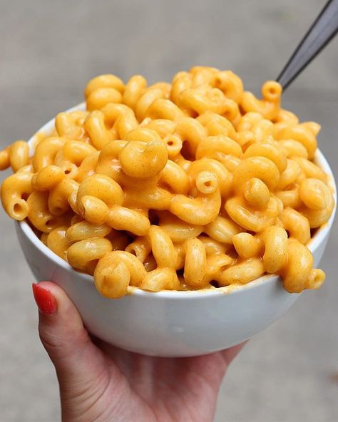 Aesthetic Mac N Cheese, Mac N Cheese Aesthetic, Creamy Mac N Cheese, Six Vegan Sisters, Vegan Mac N Cheese, Pasta Creamy, Yummy Pasta, Creamy Mac And Cheese, Vegan Mac And Cheese