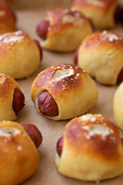 Mini Pretzel Dogs - Life Made Simple Mini Pretzel Dogs, Pretzel Dog, Pretzel Dogs, Life Made Simple, Pembuat Roti, Beer Cheese Dip, Homemade Pretzels, Mini Pretzels, Beer Cheese