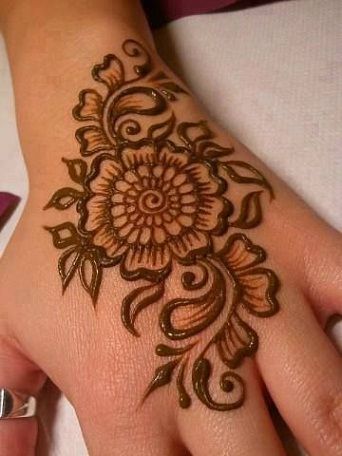 Top 15 Quick and Easy Mehndi Designs With Images Small Back Hand Mehndi Designs, Mahandi Desgin Easy And Simple, Cute Mehendi, Henna Design Ideas, Henne Tattoo, Simple Mehandi, Jagua Henna, Henna Inspiration, Indian Henna