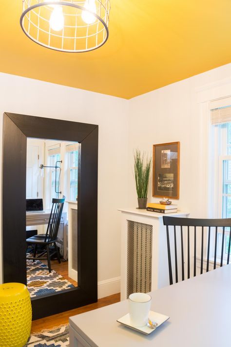 yellow ceiling Yellow Ceiling, Paint Trends, Contemporary Home Office, Charming Home, Colored Ceiling, Yellow Bedroom, Yellow Wallpaper, Sunny Yellow, Wall Color