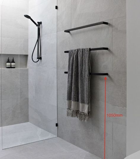 Modern Bathroom Towel Rack Ideas, Shower Towel Rack Ideas, Bathroom Towel Rack Ideas, Bath Towel Hanger, Toallero Ideas, Bathroom Towel Decor, Restroom Decor, Toilet Design, Towel Rack Bathroom