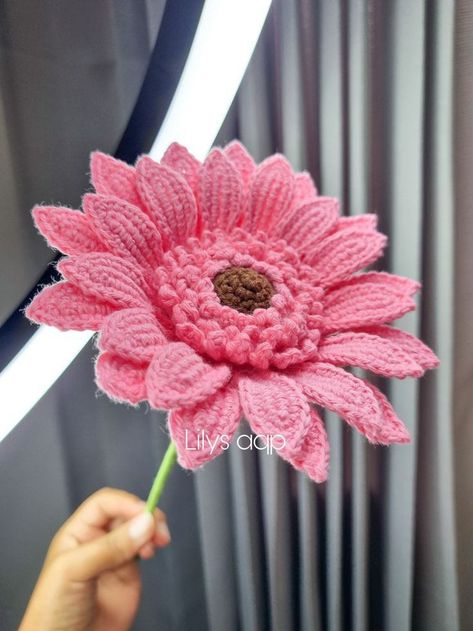 Gerbera Daisy Crochet, Aesthetic Crochet Flowers, Crochet Pattern Free Easy, Crochet Flower Square, Crochet Flower Squares, Square Crochet Pattern, Bouquet Tutorial, Granny Square Crochet Patterns Free, Crochet Flowers Easy