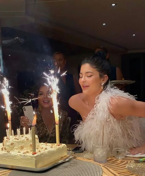 Kim Kardashian Birthday Party, Kim K Birthday, Fest Aesthetic, Kylie Jenner Birthday, Kylie Jenner Photos, Jenner Photos, Kylie Baby, Braid Inspiration, 21st Birthday Photoshoot