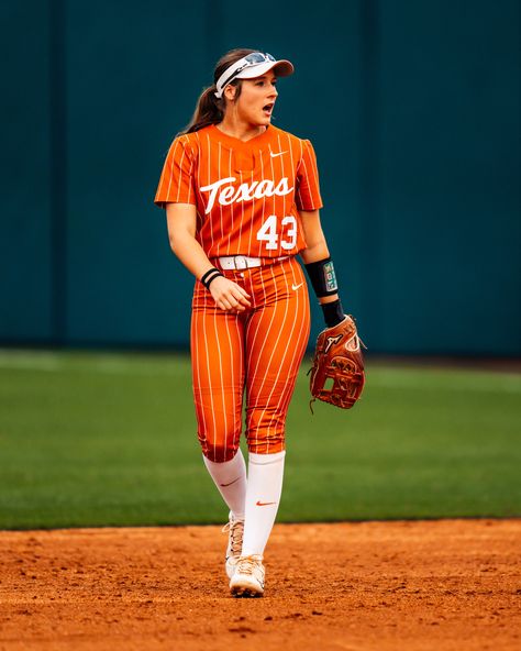 Baseball Uniform Ideas, Baseball Women Outfit, Softball Uniforms Ideas Design, Baseball Outfit Women, Softball Photoshoot, Sports Jersey Outfit, Softball Photos, Baseball Shirt Designs, Softball Uniforms