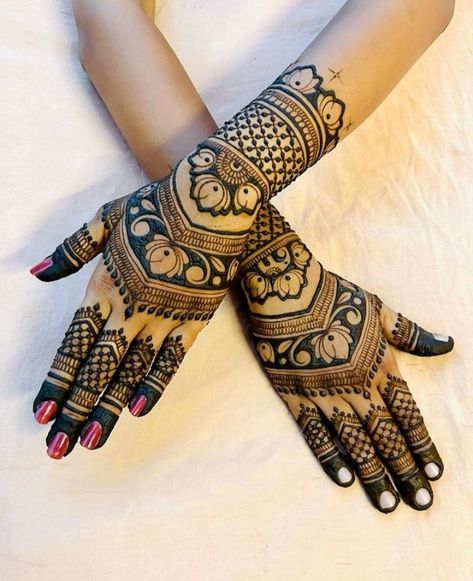 Mehendi Design For Small Hands, Indian Mehandi Front Hand, Arabic Mehndi Designs Modern, Bold Mehendi Designs, Mahendiii Design, Mehedi Degins, Mehndi Tips, Mehndi Back Hand, Mehandi Ideas