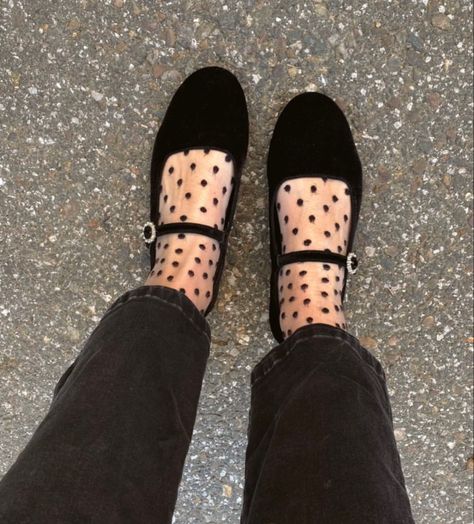 Patterned Socks Outfit, Socks With Flats Outfit, Socks With Mules, Flats With Socks Outfit, Plaid Shoes Outfit, Socks And Heels Outfit, Black Socks Outfit, Flats With Socks, Ankle Socks Outfit