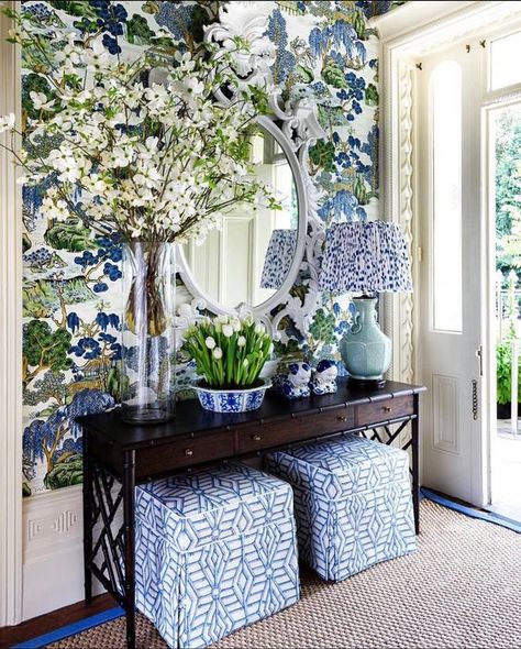 More Blue and White Decoration Hall, Blue White Decor, Foyer Decorating, Chinoiserie Chic, Blue And White Floral, White Rooms, Design Del Prodotto, Blue Rooms, Traditional Interior