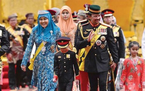 Hassanal Bolkiah, the Sultan of Brunei, has the largest car collection in the world, worth R90 billion, from Leblanc Mirabeau to BMW M12. Hassanal Bolkiah, Sultan Of Brunei, Kingdom Of Bahrain, Kingdom Of Denmark, Queen Margrethe Ii, Automobile Companies, High End Cars, North Park, Head Of State