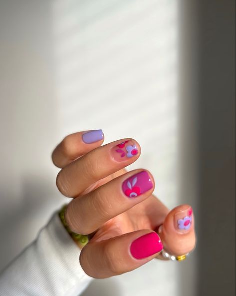 Floral nails with lavender and pink fuchsia colors Colorful Gel Manicure, Short Gel Nails Colorful, Mail Art Ideas For Short Nails, Retro Nail Art Short Nails, Gel Mani Short Nails Design, Spring Nail Art Short Nails, Nail Styles For Short Nails, Short Gel Manicure Design, Nice Short Nails