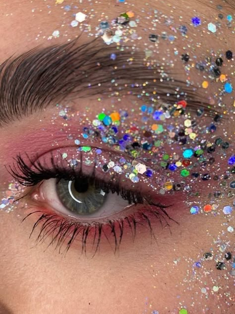 Dot Makeup Face, Glitter Carnaval, Pride 2024, Disco Makeup, Coachella Makeup, Make Carnaval, Festival Make Up, Festival Makeup Glitter, Glitter Makeup Looks