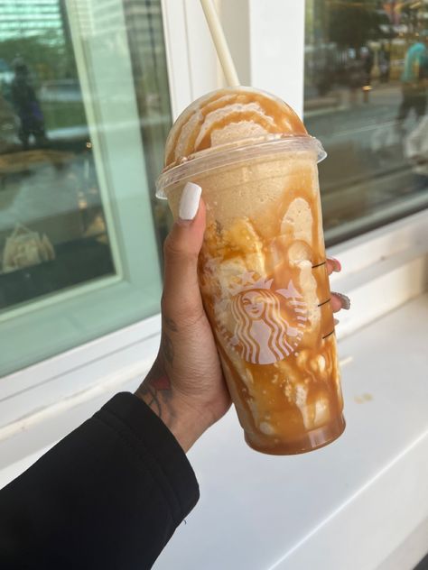 Carmel Frappe Recipes, Frappe Aesthetic, Frappachino Recipe, Carmel Ribbon Crunch Frappe Starbucks, Carmel Frap Starbucks, Caramel Frappe, Caramel Frappuccino Aesthetic, Carmel Frappe, Caramel Frappe Recipe