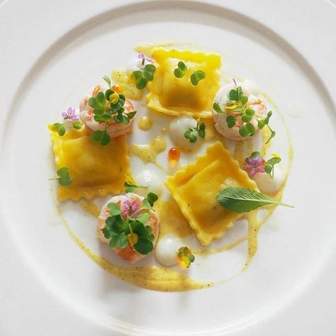 International Gourmet Food 🌎 on Instagram: “Ravioli Prawn| Prawns| Curry Cream 🍤😍🤤 ❤ Like if you are part of this team and tag your friends who are chefs 😉 ...........................…” Gourmet Pasta Plating, Prawn Ravioli, Prawns Curry, Michelin Food, Steak Dinner Sides, Gourmet Pasta, Gourmet Food Plating, Food Plating Techniques, Italian Gourmet