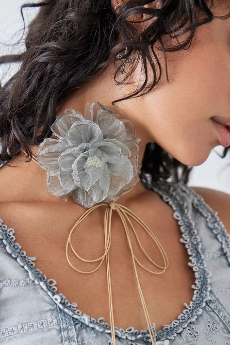 Prom Vibes, Rose Choker, Flower Choker Necklace, Large Jewelry Box, Floral Trends, Tie Necklace, Fashion Sewing Tutorials, Organza Flowers, Flower Choker