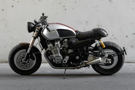 Japanese Muscle: Yamaha XJR1300 “Geisha” by Unik Edition – BikeBound Bikes Yamaha, Yamaha Xjr 1300, Eddie Lawson, Yamaha Xjr, Xjr 1300, Motorcycle Logo, Cafe Bike, Yamaha Motorcycles, Jeep Xj