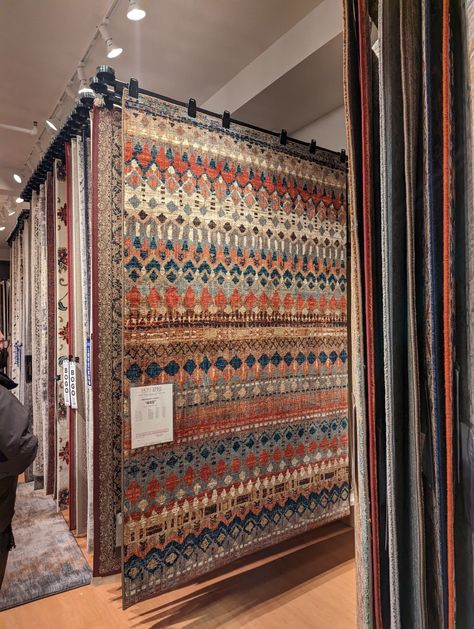 Carpet Display Ideas, Rug Display Ideas Retail, Boutique Fixtures, Carpet Store Design, Carpet Display, Rug Showroom, Carpet Store, Fabric Store Design, Turkish Decor