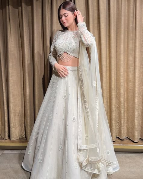 White Ghaghra Designs, Off White Lehenga Designs, White Sangeet Outfit, White Lehenga For Engagement, White Blouse Designs For Lehenga, White Lengha Outfit, Lengha Designs Latest 2024, White Lehanga Outfits, White Lehnga Outfit