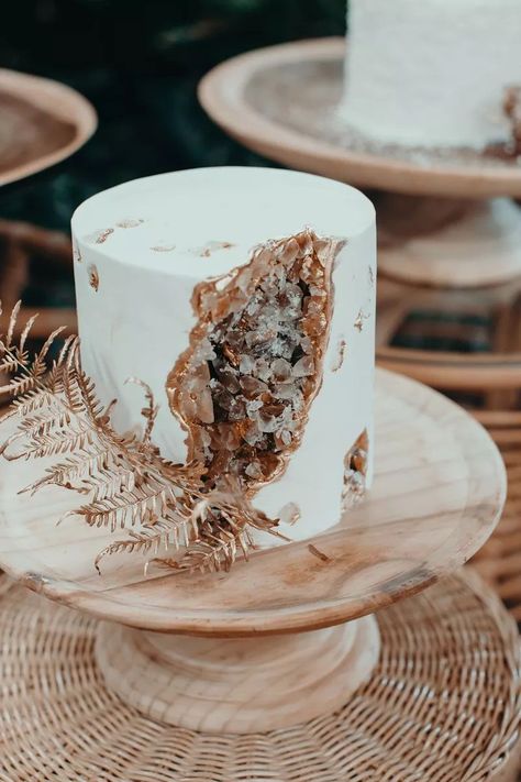 Geode cakes is having their moment to shine, and this gold detailed wedding cake is the perfect example of why. With hand-painted fondant and a golden leaf as décor, this wedding cake is perfect for a modern meets boho wedding or bridal shower! Find more stunning (and golden!) wedding cakes at the link. // Photo: Ivy Road Photography and Cake: The Cake That Ate Paris Simple Cake Topper, Bohemian Wedding Cake, Geode Cake Wedding, Boho Wedding Cake, Geode Wedding, Geode Cake, Small Wedding Cakes, Cake Photography, Fall Wedding Cakes