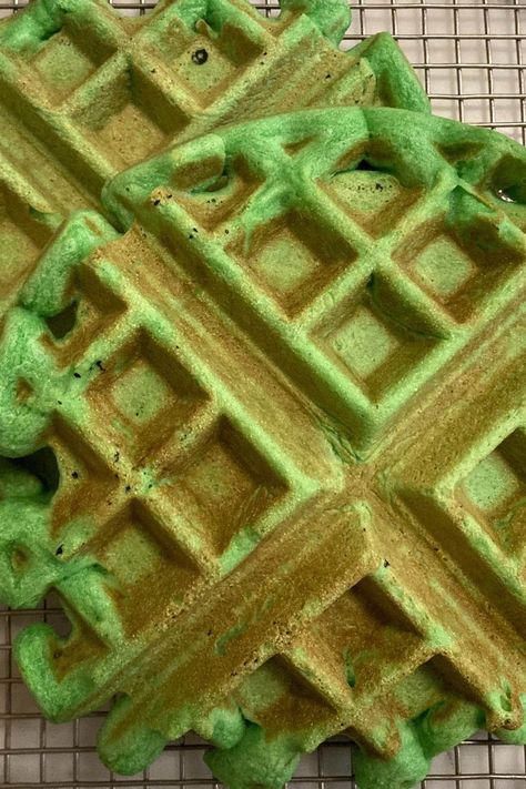 Pandan Waffle Recipe, Homemade Waffles Recipe, Green Waffles, Recipes Waffles, Make Waffles, Dessert Waffles, Waffle Maker Recipes, How To Make Waffles, Frozen Waffles