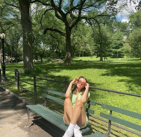 Summer Park Photoshoot, Insta Photo Ideas Spring, Backyard Picture Ideas Instagram, Park Selfie Ideas, Spring Instagram Pictures Photo Ideas, Park Bench Photoshoot, Backyard Instagram Pictures, Botanical Garden Instagram Pictures, Park Outfit Ideas Spring