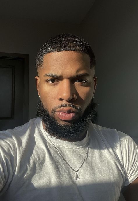 Dark Skin Men With Beards, Handsome Dark Skin Men, Attractive Black Men, Waves Hairstyle Men, Fade Haircut Curly Hair, Black Men Beard Styles, Men Beards, Black Boys Haircuts, Dreadlocks Men