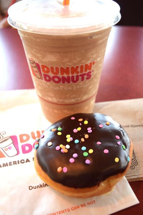 Dunkin Dounuts, Donuts Tumblr, Dunkin Donuts Iced Coffee, Best Iced Coffee, Iced Coffee At Home, Chocolate Glazed Donuts, Frozen Coffee, Hazelnut Coffee, Coffee And Donuts