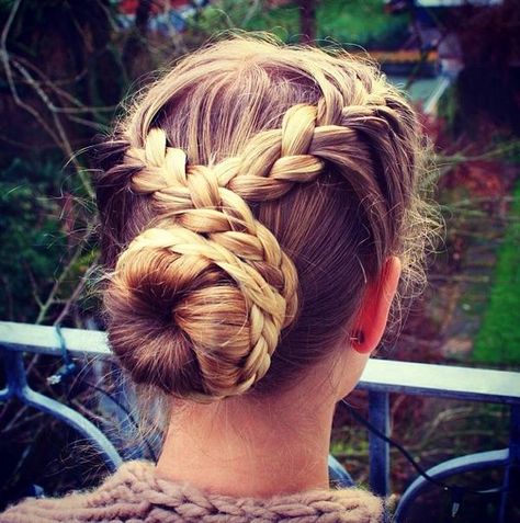 Molote con trenzas. Braid Into Bun, Gorgeous Braids, Braided Hairstyles Updo, Dutch Braid, French Braid, Great Hair, Cute Hair, Gorgeous Hair, Hair Updos