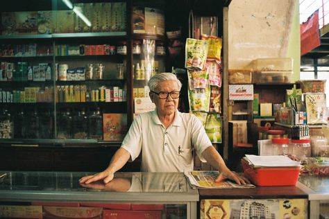 Captivating Street Portraits of Daily Life in Malaysia - 500px Happy Working, Street Photography Portrait, Street Portraits, Leica M6, Photo Class, Environmental Portraits, Surreal Artwork, Street Portrait, Industrial Photography