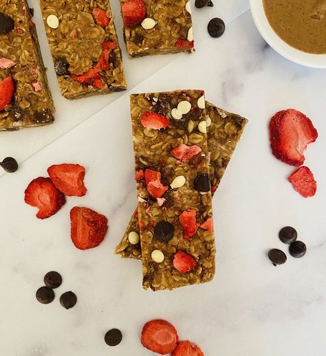 Strawberry Chocolate Chip Granola Bars Strawberry Granola Bars, Strawberry Chocolate Chip, Protein Granola Bars, Chocolate Chip Granola, Strawberry Granola, Chocolate Granola Bars, Chocolate Chip Granola Bars, Strawberry Protein, Protein Bars Homemade