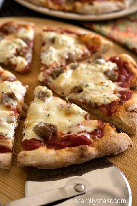 Sausage and Ricotta Pizza - This pizza is so simple and so addictively good! Inspired by the Sporkie Pizza at Bertucci's. Perfect Pizza Dough Recipe, Ricotta Pizza, Perfect Pizza Dough, Sausage Pizza, Brick Oven Pizza, Pizza Calzones, Recipes Pizza, Flatbread Pizza, Pizza Pie