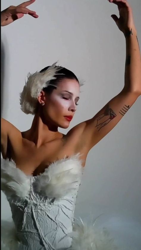 Halsey Halloween, Jennifer Beals, Halloween Inspo, Pretty Skin, White Swan, Halloween Black, Halloween Looks, Halsey, Black Swan