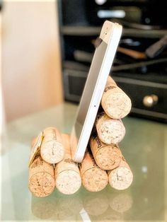 DIY Father's Day Gift wine cork craft cell phone holder. Dad will LOVE this craft. Cork Diy Projects, Cork Crafts Christmas, Diy Father's Day Crafts, Diy Father's Day, Wine Cork Diy Crafts, Wine Cork Projects, Cork Crafts Diy, Wine Cork Diy, Wine Cork Art