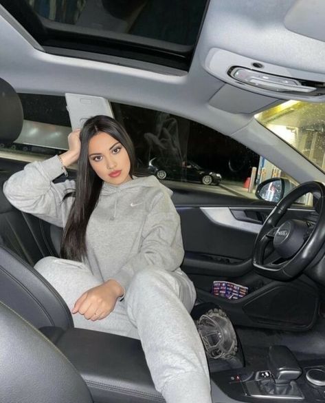 Car Poses, Selfie Poses Instagram, Stylish Photo Pose, Model Poses Photography, Foto Poses, Best Photo Poses, Picture Outfits, Photography Poses Women, Instagram Pose