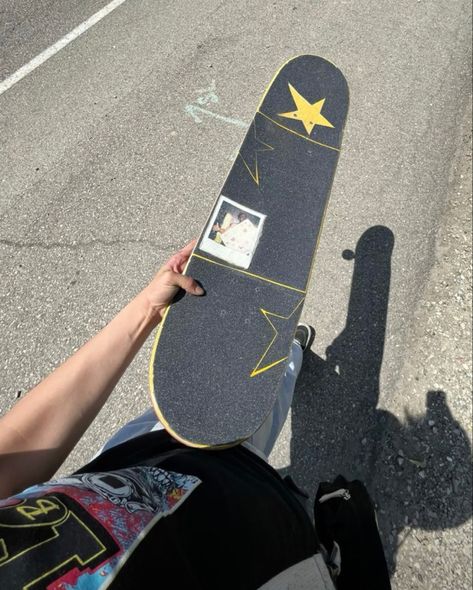 Skateboarding Aesthetic, Skateboard Photos, Skate Vibes, Skateboard Aesthetic, Skateboard Photography, Guitar Obsession, Cool Skateboards, Skate Art, Skateboard Design