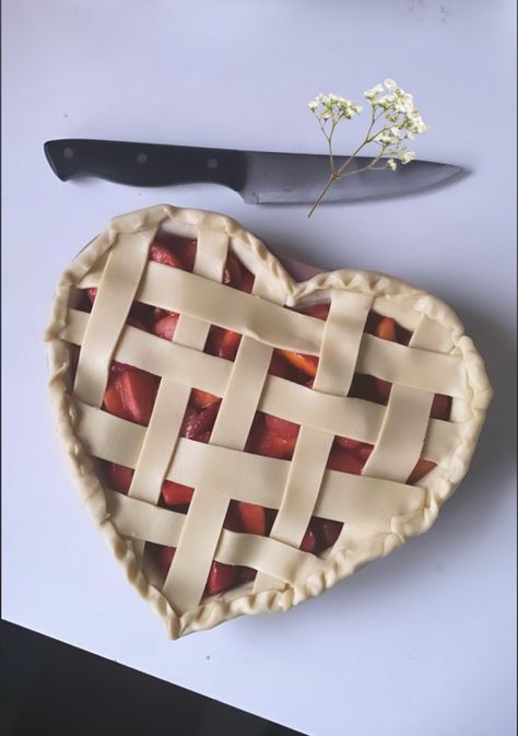 Strawberry Pie Aesthetic, Valentines Pie, Stawberry Pie, Aesthetic Pie, Cute Apple Pie, Heart Shaped Pie, Clay Pie, Creative Pie Crust, Heart Pie