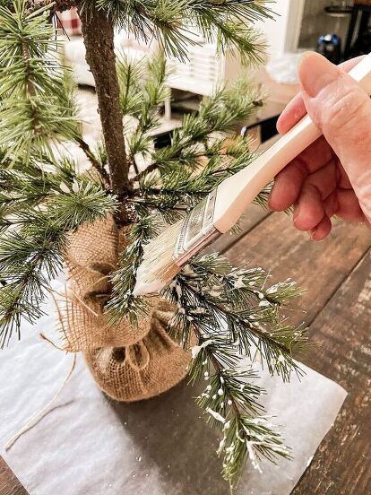 Check out this tip for how to flock your Christmas tree if you love the look of snow but hate the mess. Flock your Christmas tree on a budget with this Christmas tree flocking idea. Snow Christmas Decor, Garlands Christmas, Diy Garlands, Charlie Brown Christmas Tree, Christmas Simple, Diy Christmas Garland, Pallet Christmas Tree, Fake Snow, Pallet Christmas