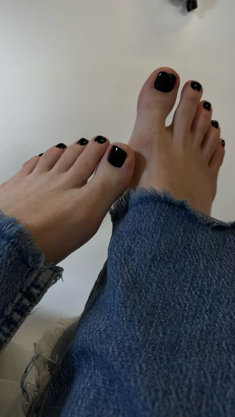 Feet Black Nail Polish, Black Gel Toes, Dark Pedicure, Black Mani Pedi, Black Pedicure Toenails, Pedicure Aesthetic, Black Pedicure, Black Toe Nails, Black Toes