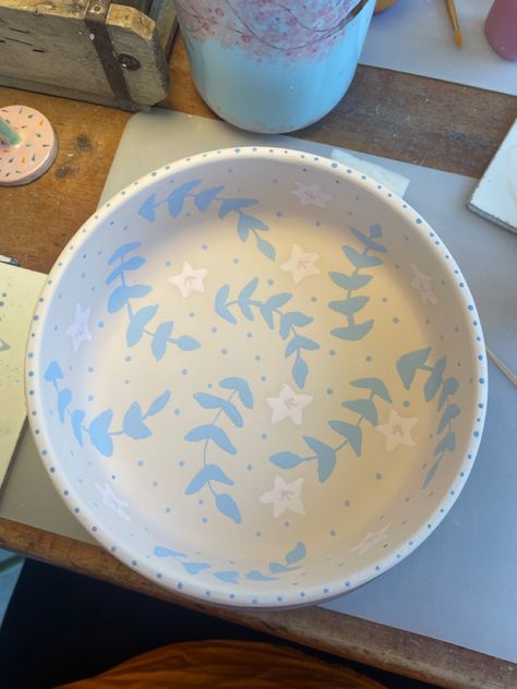 Pastel Pottery Painting, Ceramic Bowl Ideas Design, Clay Bowl Painting, Pottery Painting Inspo Plate, Simple Ceramic Painting Ideas, Pottery Painting Blue, Pottery Painting Bowls, Clay Bowl Painting Ideas, Creative Space Keramik Ideas