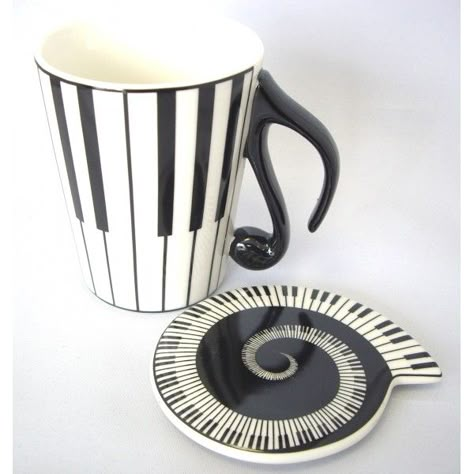 Piano keyboard mug with lid Music Mugs Ideas, Music Pottery Ideas, Coffee Mug Display, Interior Modern, Cute Coffee Mugs, Tea Accessories, Cool Mugs, Teapots And Cups, Pottery Making