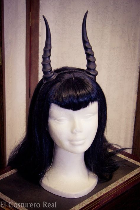 Resine horns, attached to a headband to wear on your hair. Perfect headdress for a witch themed look. Handcrafted and handpainted. Goth Hair Accessories, Horns Cosplay, Maleficent Halloween Costume, Witch Headband, Black Headbands, Gothic Hair Accessories, Maleficent Horns, Horns Costume, Demon Costume