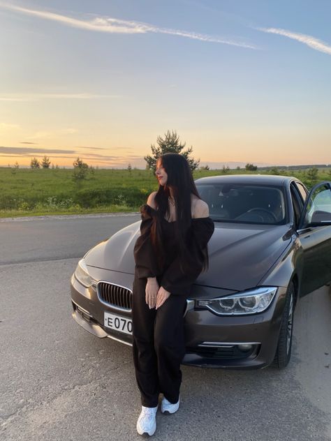 Pose With Car Woman, Car Poses For Women, Poses In Front Of Car, Pic With Car, Pictures With Car, Car Poses Instagram, Neon Photoshoot, Toni Stark, Anger Photography