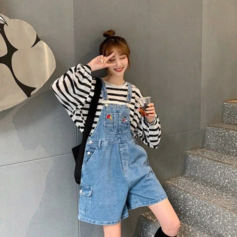 Cute Overall Outfits Aesthetic, Short Overalls Outfit 90s, Short Overalls Outfit Aesthetic, Short Overalls Outfit, Overall Shorts Outfit, Dungaree Outfit, Short Girl Outfits, Movies Wallpaper, Overalls Outfits