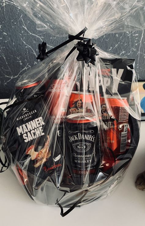 Whiskey Torte, Jack Daniels Gifts, Christmas Boyfriend, Candy Bouquet Diy, Gift Box Design, Diy Presents, Candy Bouquet, 25th Birthday, Diy Bouquet