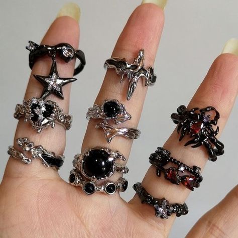 Vintage Goth Thorny Rose Adjustable Rings For Men and Women #rings #gothgirl #gothicstyle #jewellery Japanese Rings, Cool Jewelry Unique, Emo Rings, Goth Rings, Rose Couple, Thorny Rose, Alt Jewelry, Rose Rings, Emo Jewelry