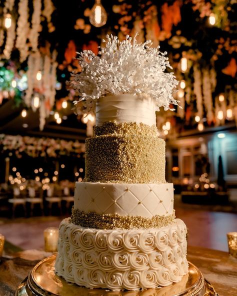 Extravagant Gold and White Wedding Cake Gold And White Wedding Cake, Indian Wedding Stage, Gold And White Wedding, Modern Indian Wedding, Indian Wedding Cakes, Engagement Cakes, Wedding Vendor, White Wedding Cake, Desi Wedding