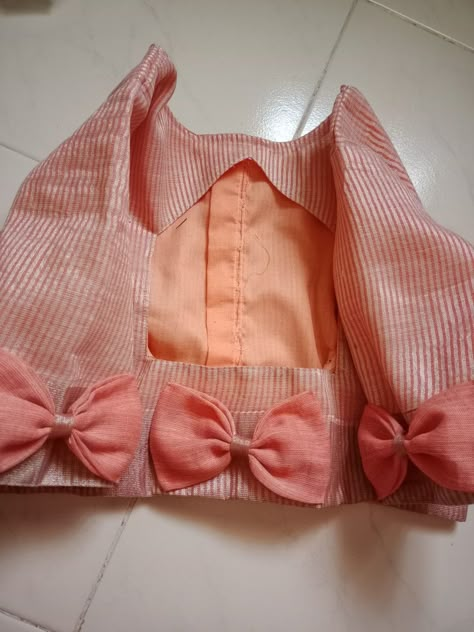 Bow always look good with anything Bow Hands Blouse Designs, Bow Sleeves Design For Blouse, Blouse Bow Design, Hands Models For Blouses, Hand Sleeves Design For Blouse, Simple Blouse Models, Latest Cotton Blouse Pattern, Model Blouse Designs Latest, Bow Sleeves Design