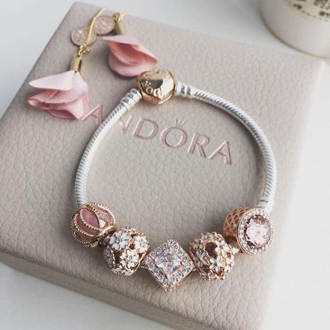 Pandora Bracelet Designs, Bracelet With Charms, Jewerly Bracelets, Bracelet Pandora, Bracelet Charms, Pandora Bracelet Charms, A Bracelet, Jewelry Outfit, Pandora Bracelets