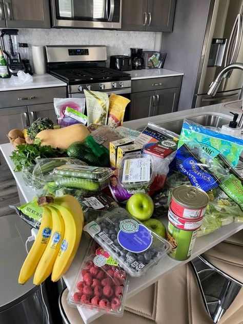 Healthy Food Groceries, Buying Groceries Aesthetic, Vision Board Food Healthy, Vision Board Kitchen, Whole Foods Aesthetic Shopping, Eating Clean Aesthetic, Food Abundance, Fridge Healthy, Healthy Food Grocery